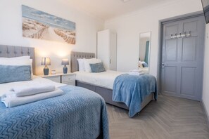 4 habitaciones, tabla de planchar con plancha y cuna de viaje
