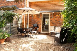 Outdoor dining - Beautiful New Forest Hideaway (West Wellow)