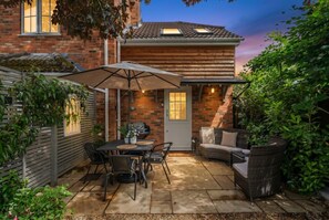 Outdoor dining - Beautiful New Forest Hideaway (West Wellow)