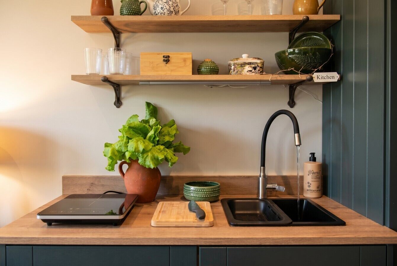 Cafetière/bouilloire, réfrigérateur, micro-ondes, plaque de cuisson