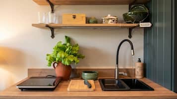 Cafetière/bouilloire, réfrigérateur, micro-ondes, plaque de cuisson