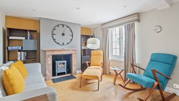 Una Smart TV, una chimenea