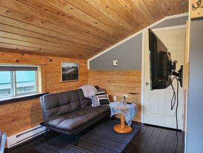 Comfortable,Cozy Loft Retreat- Private Stay in Central Port Clements,Haida Gwaii