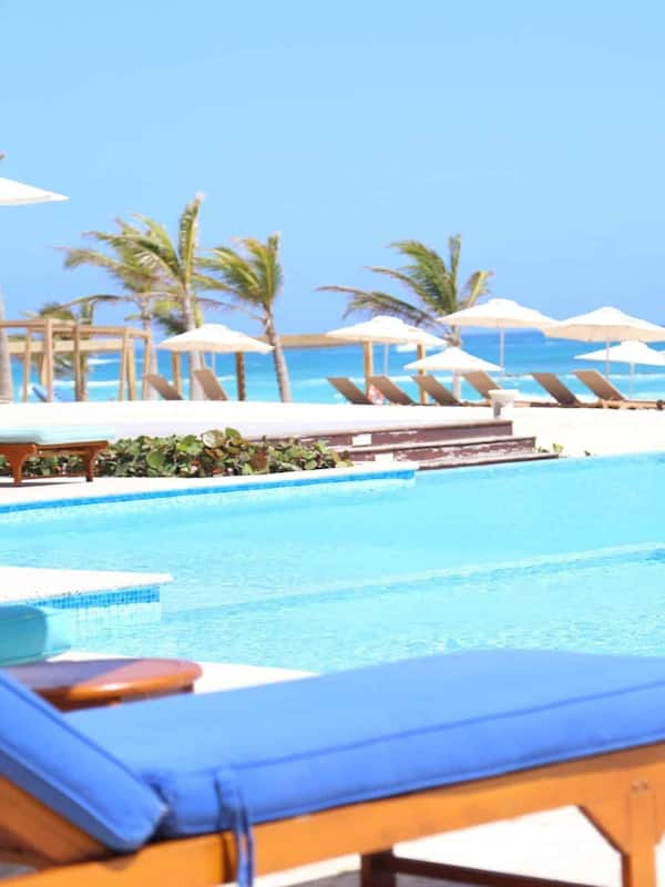 Private beach nearby, white sand, free beach shuttle