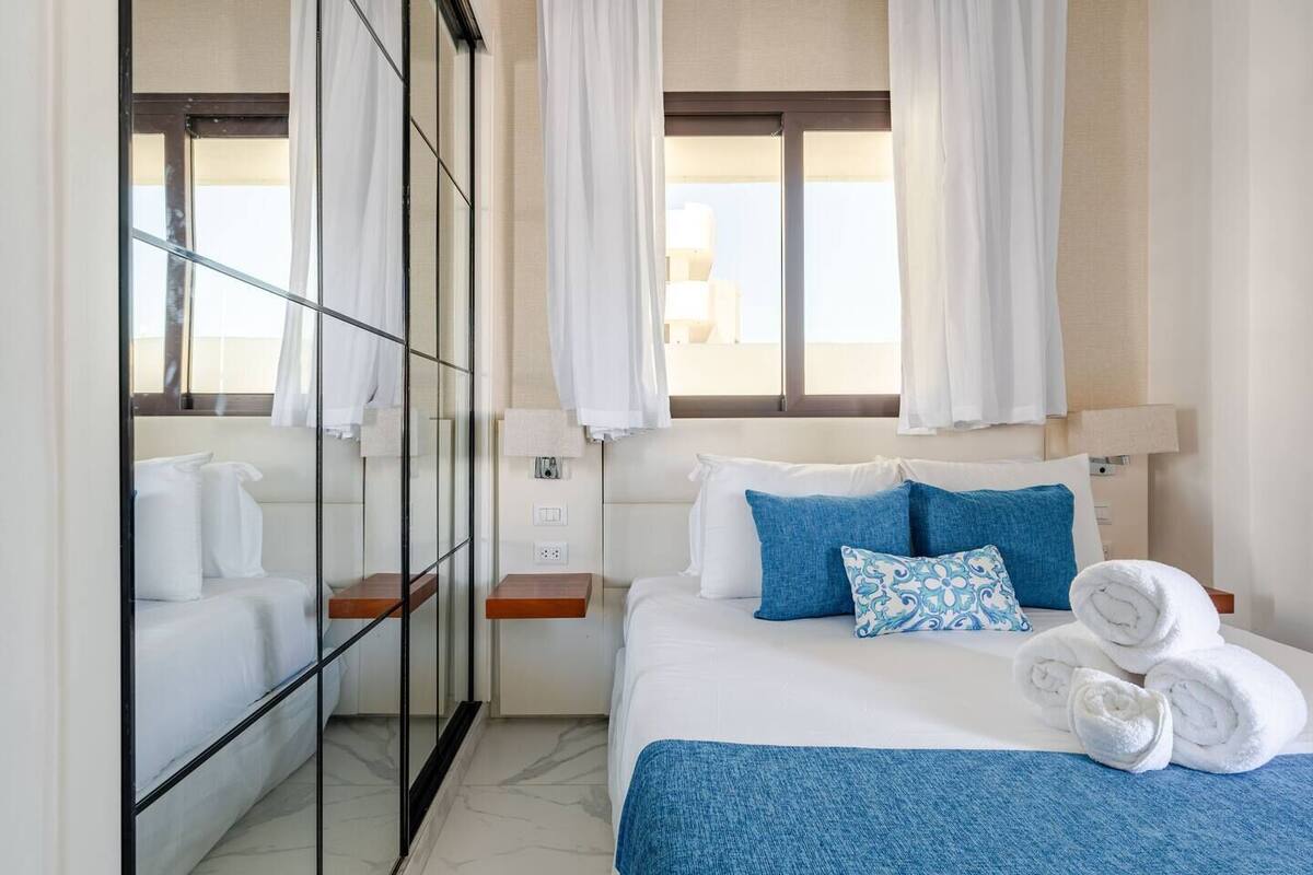 Standard Suite, 1 Bedroom, Golf View | Peti besi dalam bilik, meja, langsir/tirai gelap terus 