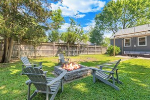 Terrace/patio - Windsor Retreat • Fire Pit • Huge Yard • Sleeps 10 (Windsor)