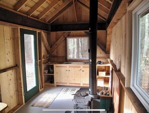 Stovetop, electric kettle, cookware/dishes/utensils - Rustic Sawtooth Retreat - just minutes from Grand Marais (Grand Marais)