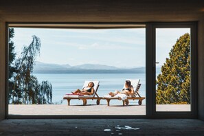 Two lounge chairs facing a lake with mountains in the background. - Rent Up - Casa Nautica en Bariloche (San Carlos de Bariloche)