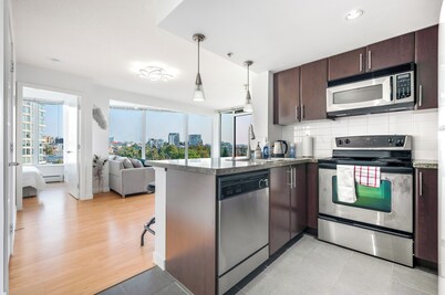 ★Unique★ 3br/2ba Beautiful Garden View Pool+Hot Tub+Sauna+Large Free Parking