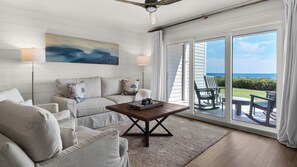 Casa adosada, varias camas, patio, vistas al mar (Seashadows Townhomes 4) | Zona de estar | Televisión de pantalla plana de 42 pulgadas con canales digitales