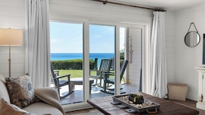 Residenza, letti multipli, patio, vista oceano (Seashadows Townhomes 4) | Area soggiorno | TV a schermo piatto 42 pollici con canali digitali
