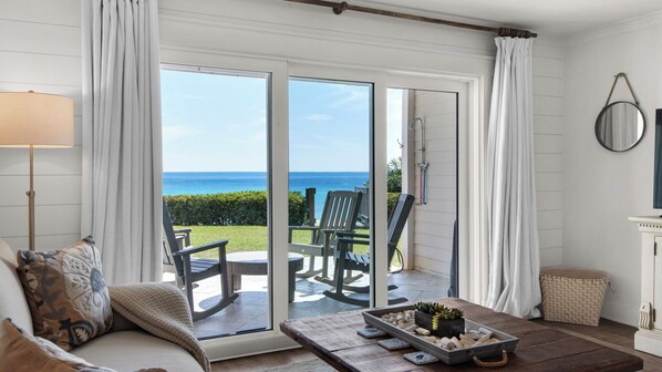 Townhouse, flere senger, terrasse, havutsikt (Seashadows Townhomes 4) | Oppholdsområde | En 42-tommers Flatskjerm-TV med digitale kanaler