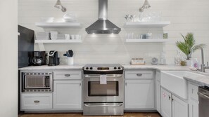 Residenza, letti multipli, patio, vista oceano (Seashadows Townhomes 4) | Cucina privata | Frigorifero, microonde, forno, piano cottura