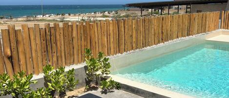 室外游泳池,池畔遮阳伞,日光浴躺椅