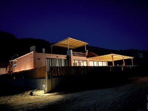 Fachada de la propiedad por la tarde o noche