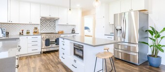 20 Acre Catskills Chic Mountain Cabin + Hot Tub, Swimming Pond, Game Room
