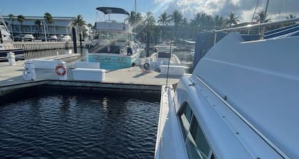 Super-cozy boat in 5 Star Key West Marina.