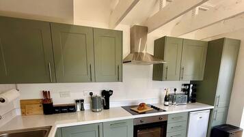 Fridge, oven, stovetop, dishwasher