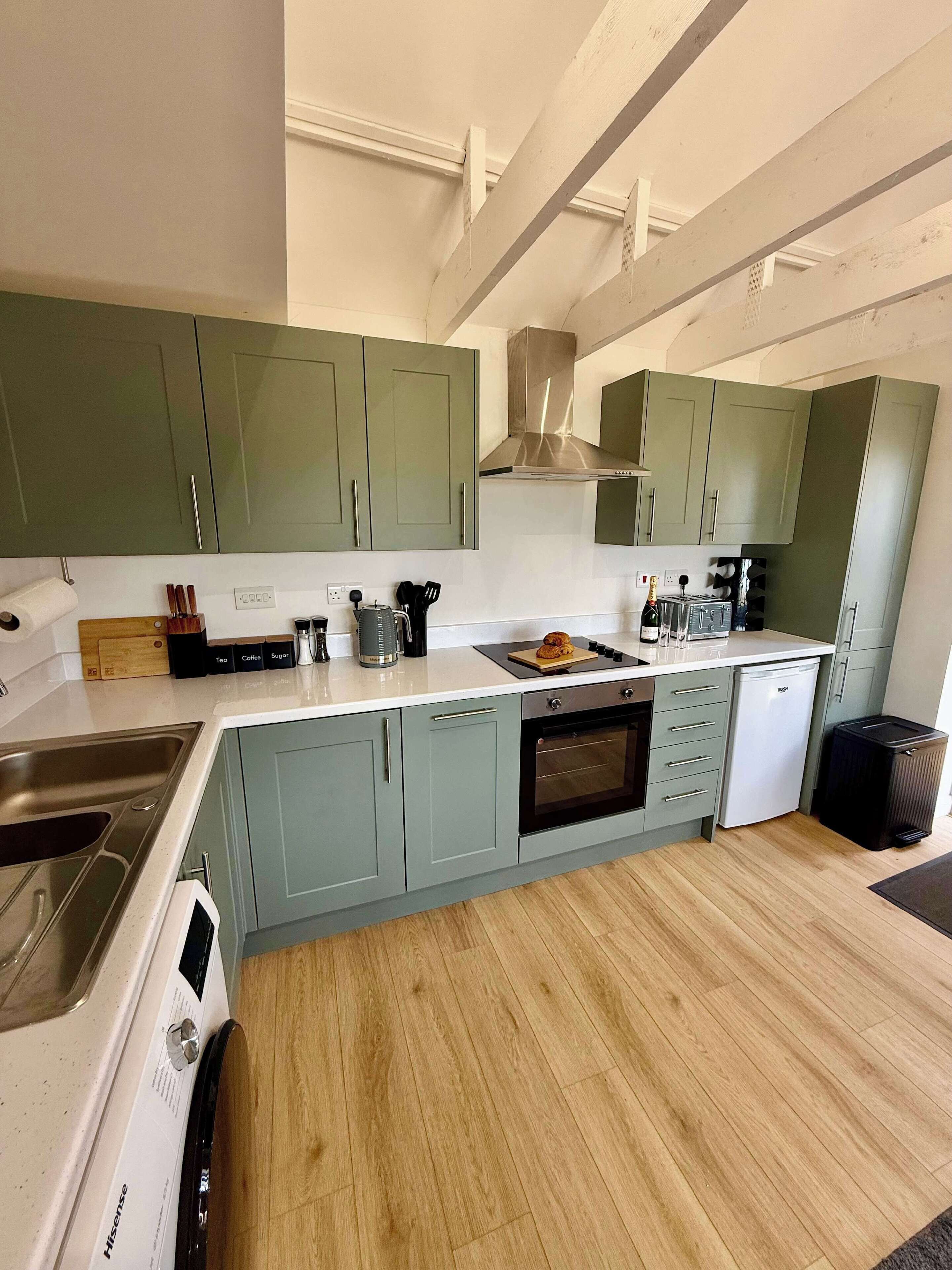 Frigorífico, horno, placa de cocina y lavavajillas