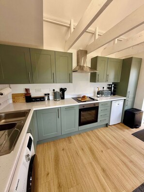 Kjøleskap, ovn, kokeplater og oppvaskmaskin