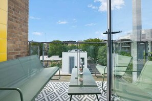 Property grounds - Lawrence Court, Acton (Greater London)