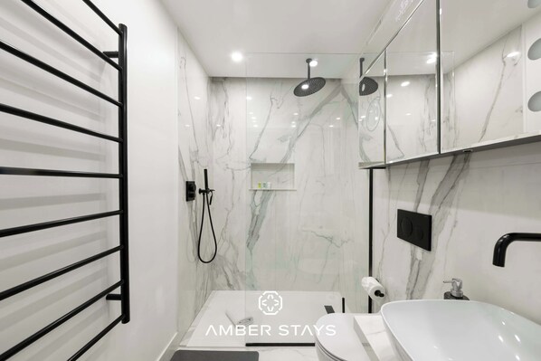 Douche, sèche-cheveux, shampoing