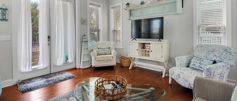 Maison, Plusieurs lits, patio, vue sur le jardin (Walking on Waves) | Aire de séjour | Téléviseur à écran plat de 42 po avec télévision numérique