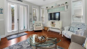 Talo, useita sänkyjä, patio, näköala puutarhaan (Walking on Waves) | Oleskelualue | 42–tuumainen taulutelevisio, jossa digitaalikanavat