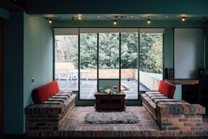 Luxury Triple Room, Mountain View | Living area