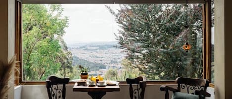 Lyxsvit - utsikt mot staden | Matservice pÄ rummet