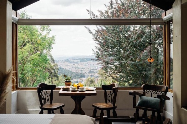 Luxury Suite, City View | In-room dining