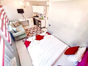 Deluxe-Studio | Eigene Küche | Mini-Kühlschrank, Herdplatte, Kochgeschirr/Geschirr/Besteck