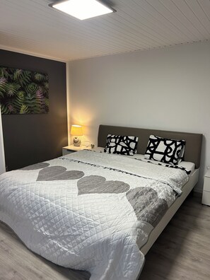 3 bedrooms, iron/ironing board, WiFi, bed sheets