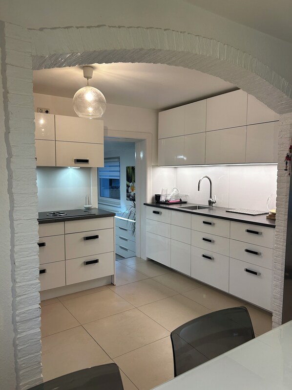 Mikrowelle, Ofen, Herdplatte, Geschirrspüler