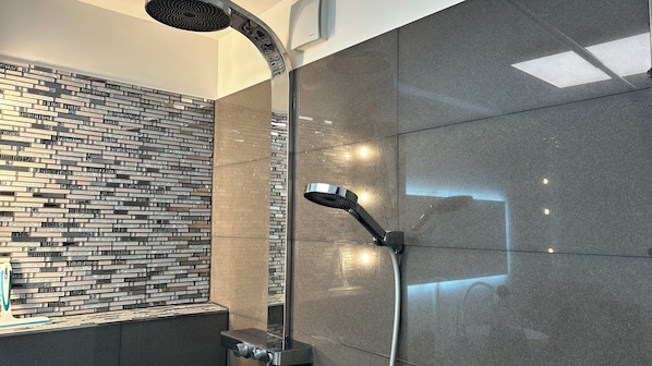 Dusche, Haartrockner, Handtücher, Seife