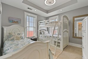 3 Schlafzimmer, Schreibtisch, Bügeleisen/Bügelbrett, Reisekinderbett