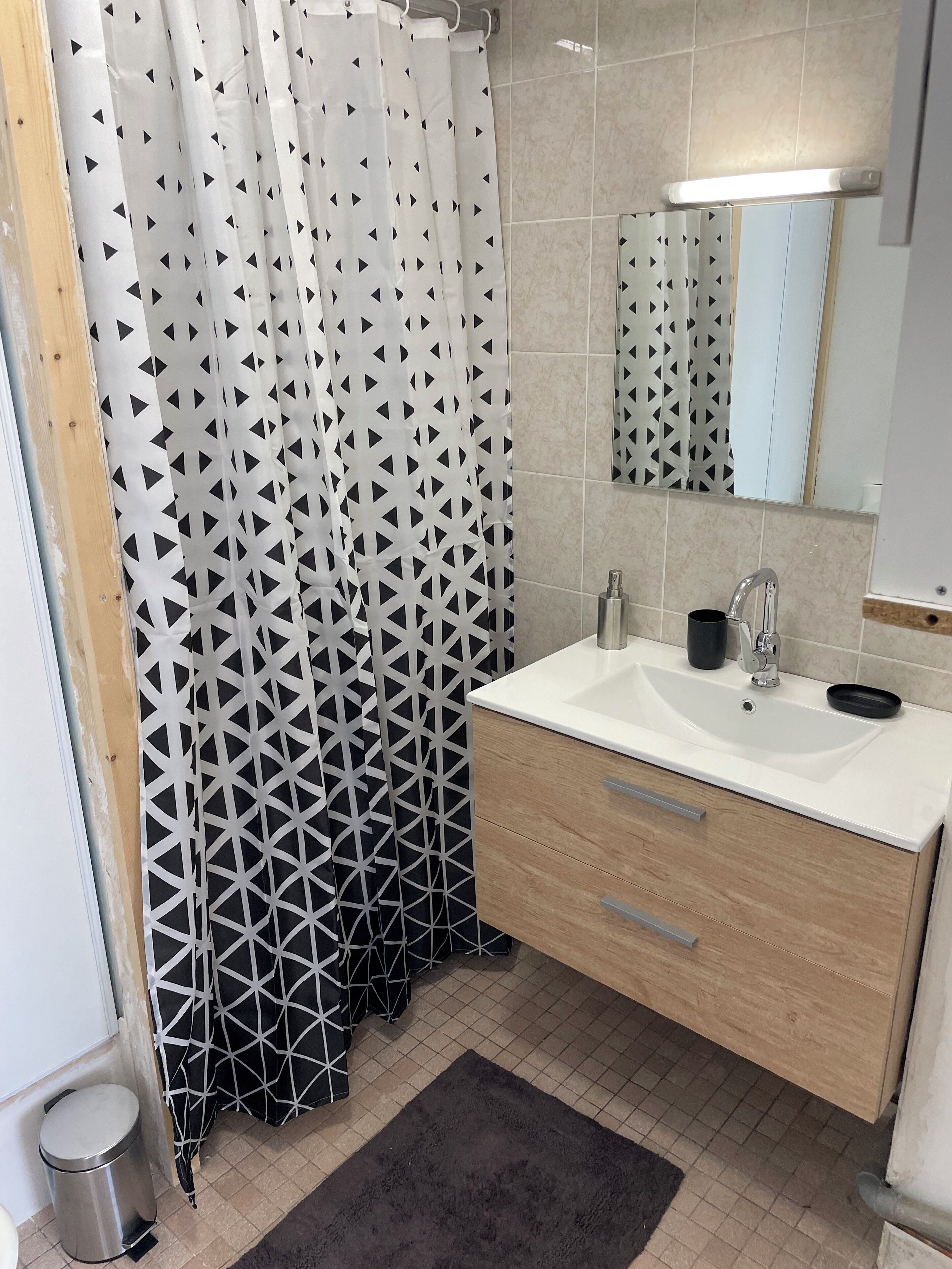 Serviettes fournies, papier toilette