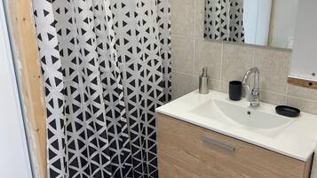 Serviettes fournies, papier toilette