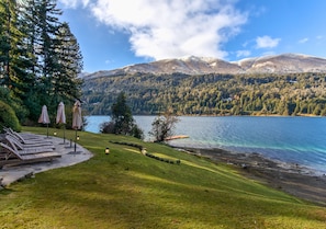 Piscina coperta, piscina all'aperto, lettini