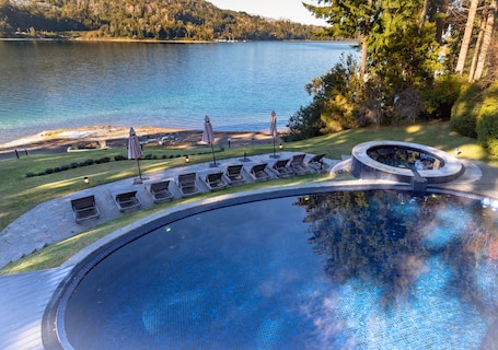Una piscina techada, una piscina al aire libre