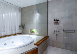 Classic-Suite, Seeblick | Badezimmer | Haartrockner, Bidet, Handtücher