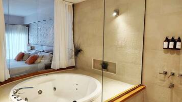 Suite clásica | Baño | Secadora de cabello, bidet, toallas