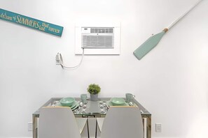 Dining - Blue Coral Studio – Cozy, modern, and beach-close. perfect for solo travelers or couples (Hollywood)