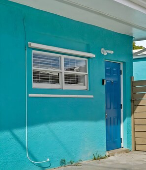 Exterior detail - Blue Coral Studio – Cozy, modern, and beach-close. perfect for solo travelers or couples (Hollywood)