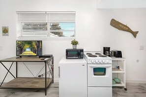 Réfrigérateur, micro-ondes, plaque de cuisson, cafetière/bouilloire