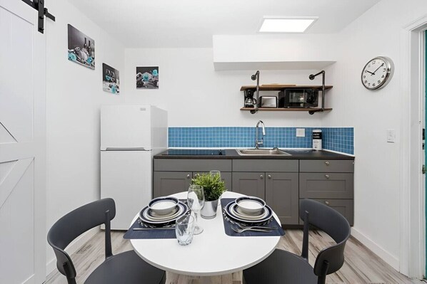 Kühlschrank, Mikrowelle, Ofen, Herdplatte