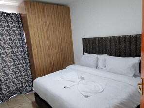 Comfort-rum - utsikt mot trädgården | Strykjärn/strykbräda och gratis wi-fi