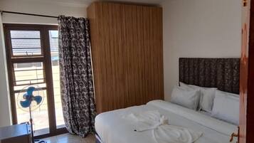 Habitación Confort, balcón, vista al jardín | Tabla de planchar con plancha y wifi gratis