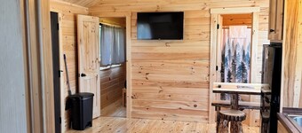 Kawishiwi Cabin, a Charming 2-bedroom cabin with AC, WiFi in enjoyable Ely