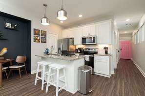 Fridge, microwave, oven, stovetop - Spacious & Central – Perfect for World Cup Groups (Lewisville)